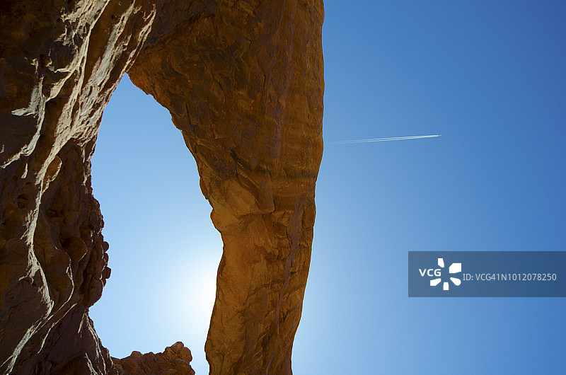 拱门国家公园的飞机轨迹图片素材