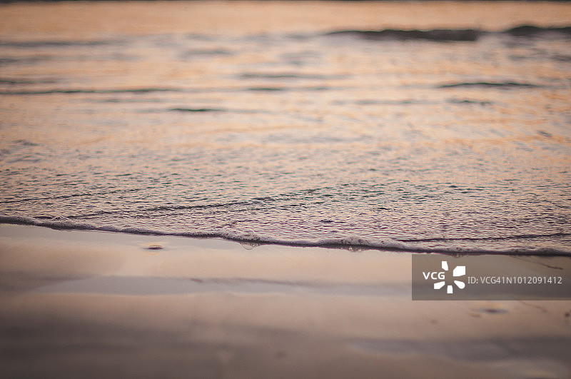 新巴亚尔塔海滩水边的小浪图片素材