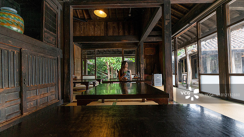 在冲绳老式私人住宅放松的女人图片素材