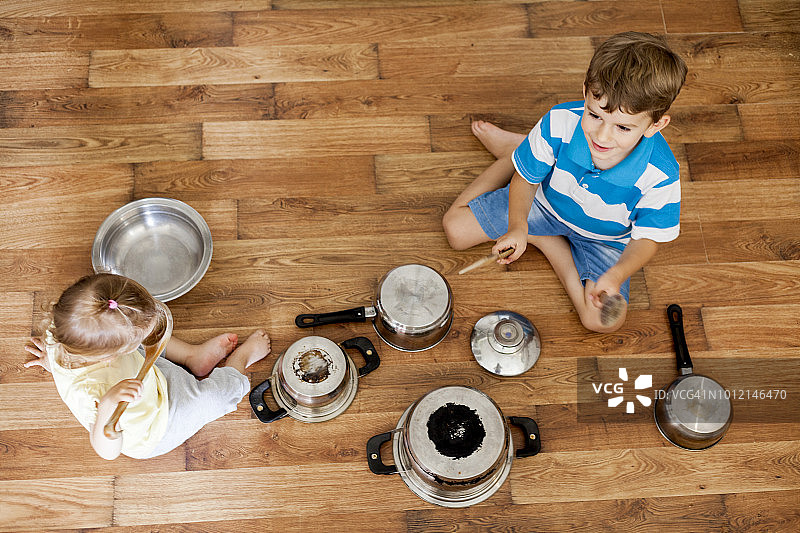 两个孩子玩锅图片素材