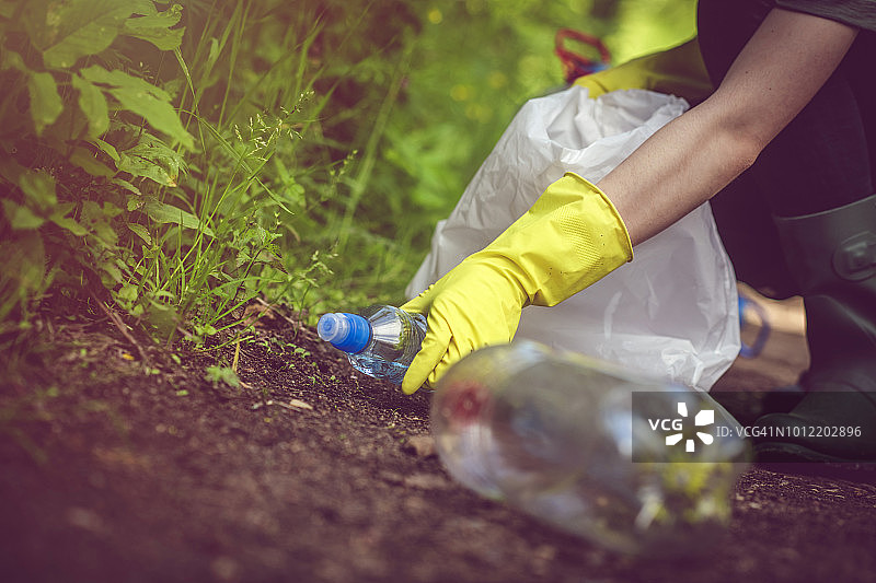 志愿者在户外回收塑料瓶图片素材