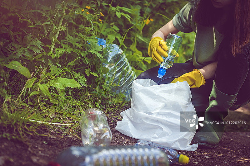 志愿者在户外回收塑料瓶图片素材