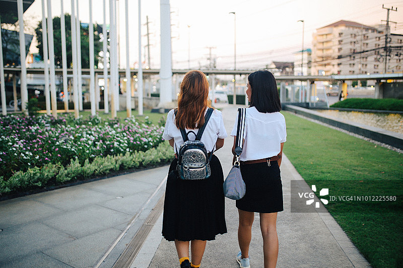 两名亚洲学生放学后一起回家图片素材