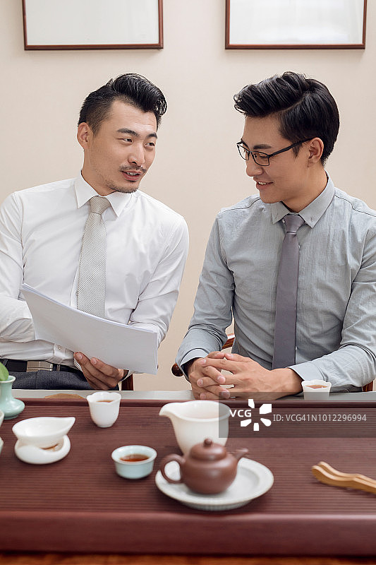 商务人士边喝茶边讨论工作图片素材