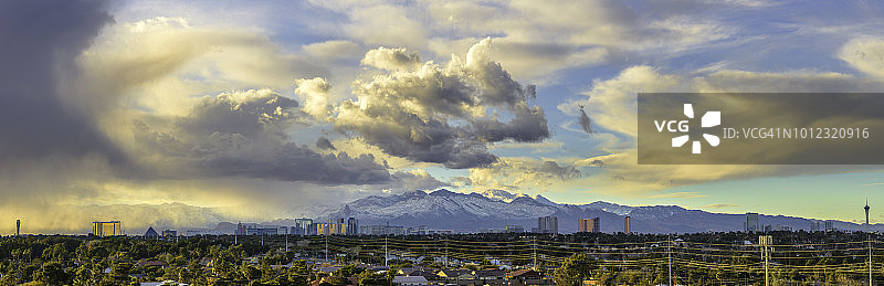 拉斯维加斯全景与风暴云图片素材