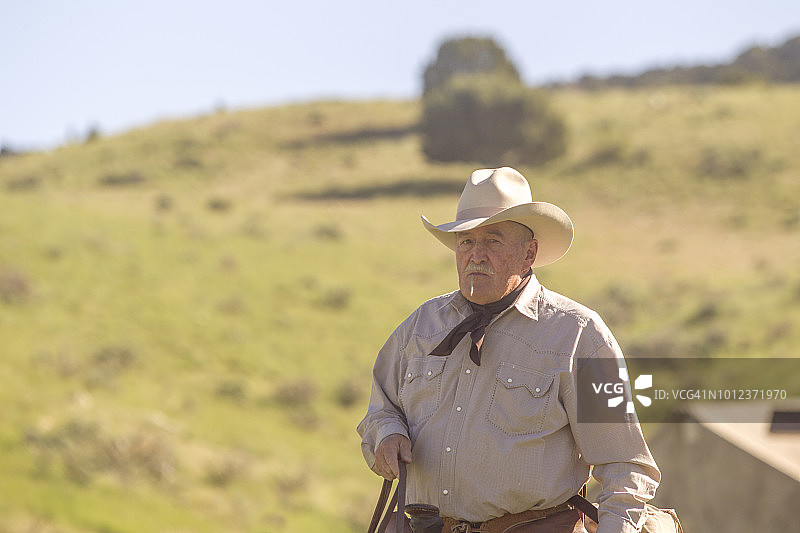 盐湖城圣塔金山谷骑马的老牛仔图片素材