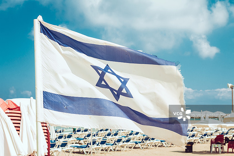 地中海海滩上飘扬的以色列国旗图片素材
