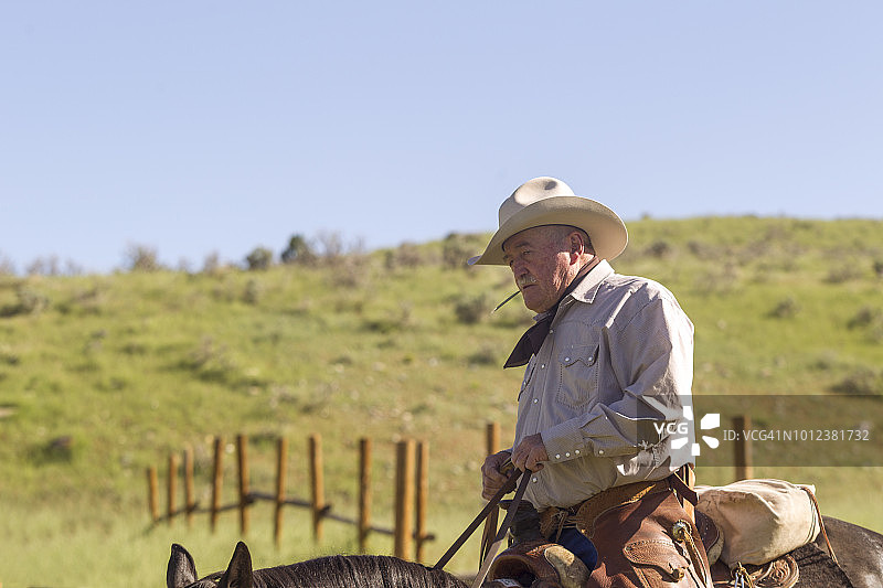 盐湖城圣塔金山谷骑马的老牛仔图片素材