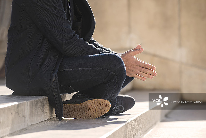 男子坐在台阶上图片素材