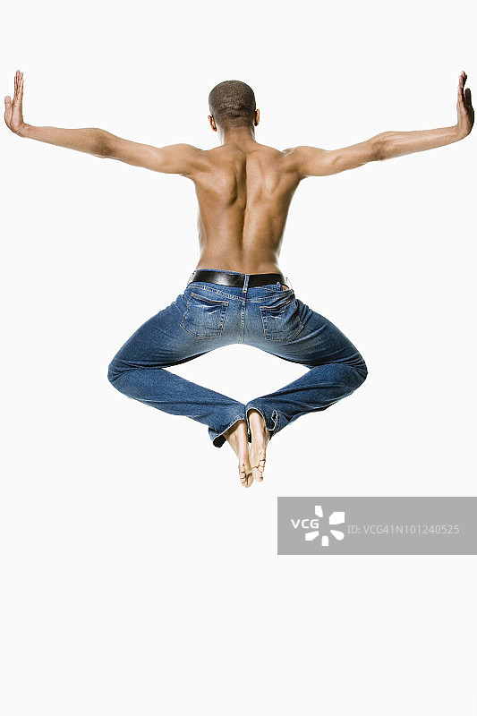 跳跃的男子背影图片素材