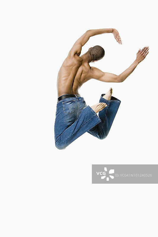 跳跃的男子背影图片素材