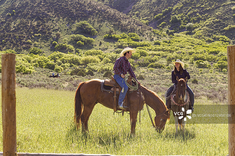 在圣昆廷山谷的年轻牛仔和马匹（美国犹他州盐湖城）图片素材