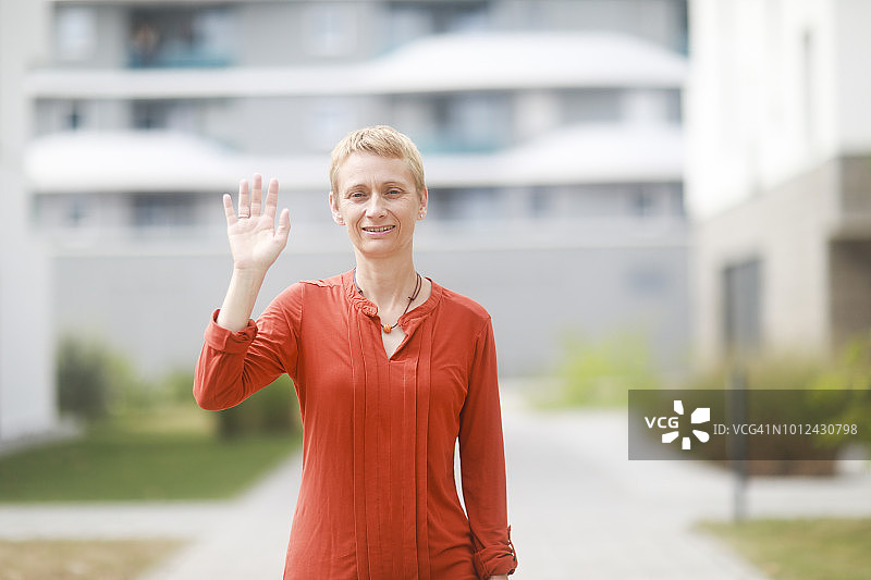 女子站在户外挥手图片素材