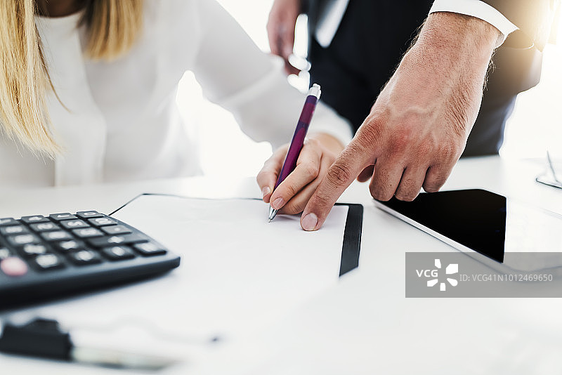 引导她做出明智的决定图片素材