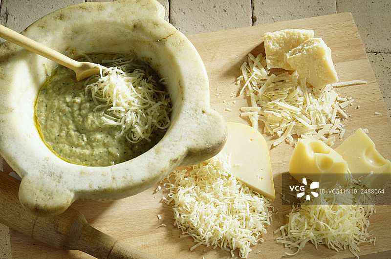 在准备过程中加入磨碎的奶酪图片素材