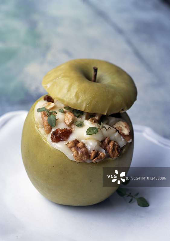 烤苹果酿奶酪核桃图片素材