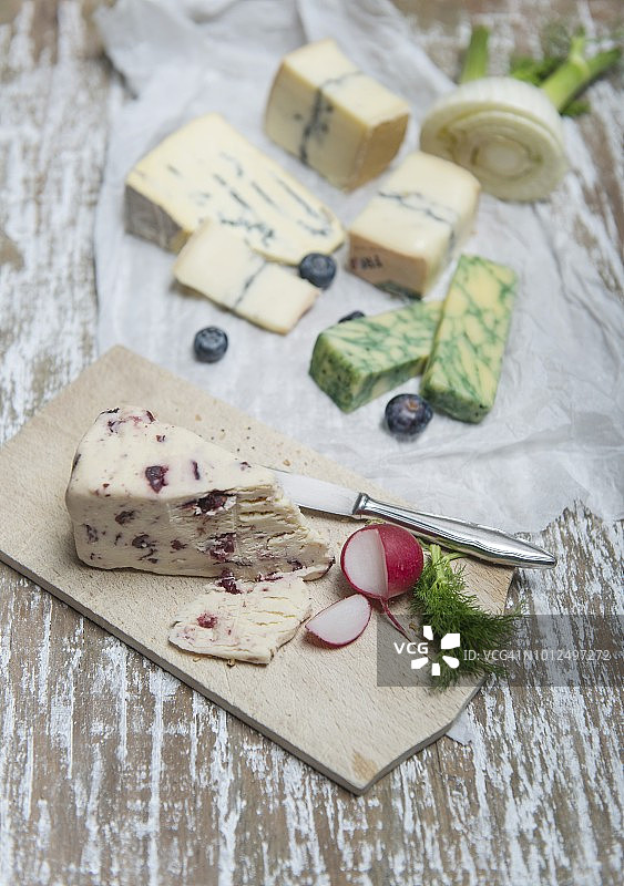 木板上的温斯利代尔奶酪图片素材