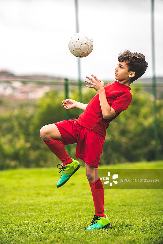 熟练的男孩踢足球图片素材