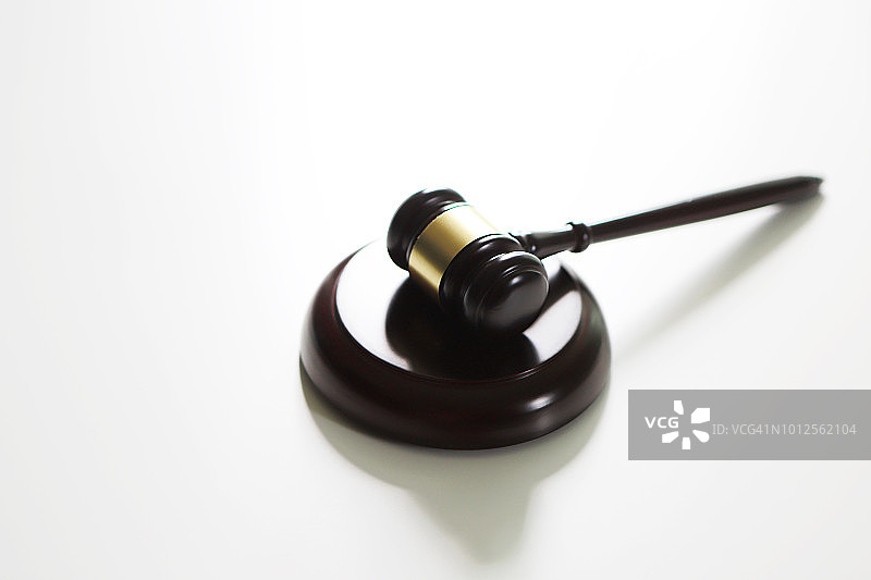 办公桌上的法槌和音块图片素材