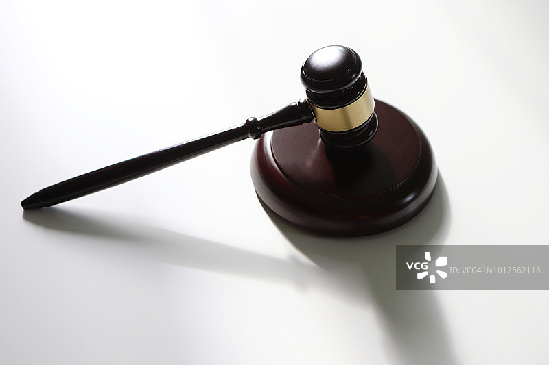 办公桌上的法槌图片素材