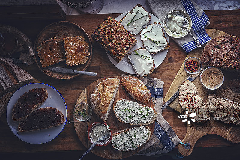 自制的棕色面包、籽面包和酸面包图片素材