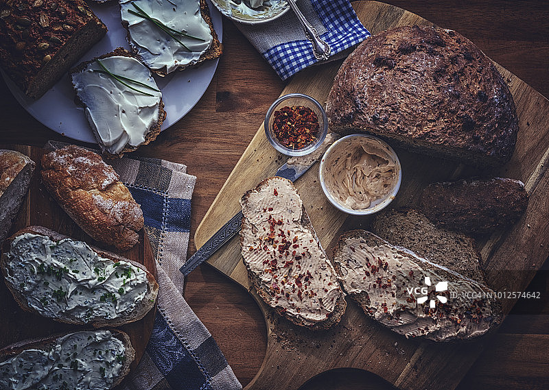 自制的棕色面包、籽面包和酸面包图片素材