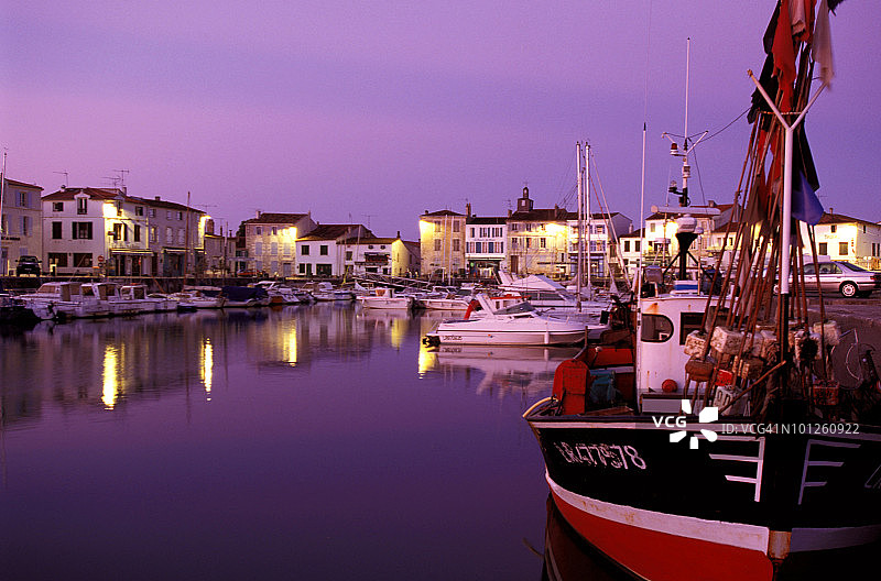 法国雷岛码头上的船只图片素材