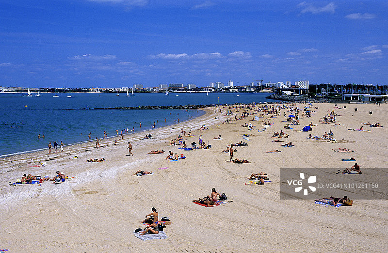 人们在法国滨海夏朗德的海滩上放松图片素材