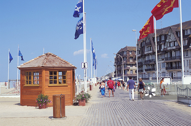 法国特鲁维尔海滨散步图片素材