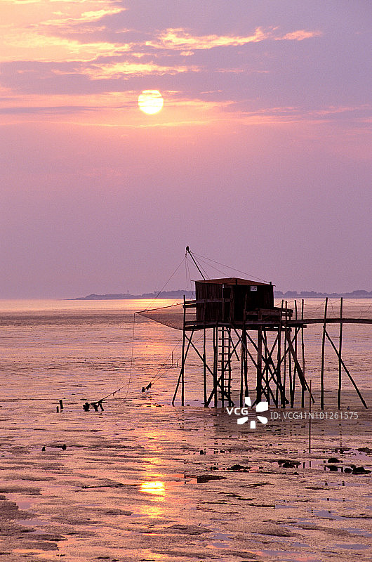 法国滨海夏朗德富拉斯码头上的渔屋图片素材
