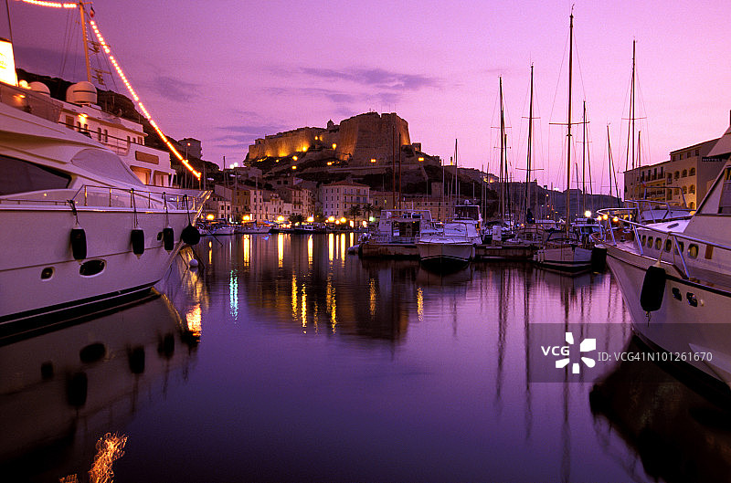 科西嘉博尼法乔港口的船只图片素材