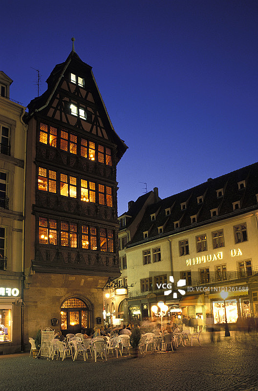 夜晚的城市广场，法国阿尔萨斯斯特拉斯堡图片素材