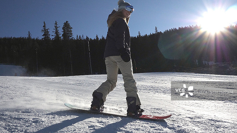 年轻女人享受清晨滑雪图片素材