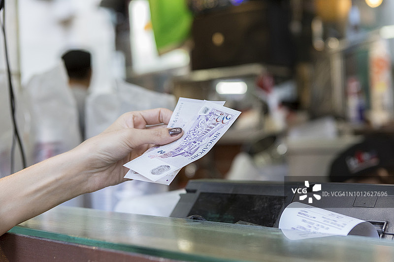 在户外市场付款购物的女人图片素材