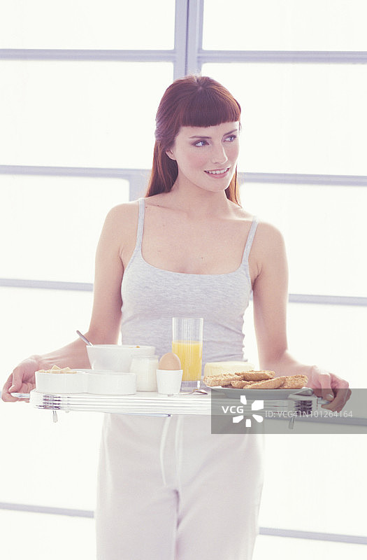 女人在准备早餐图片素材