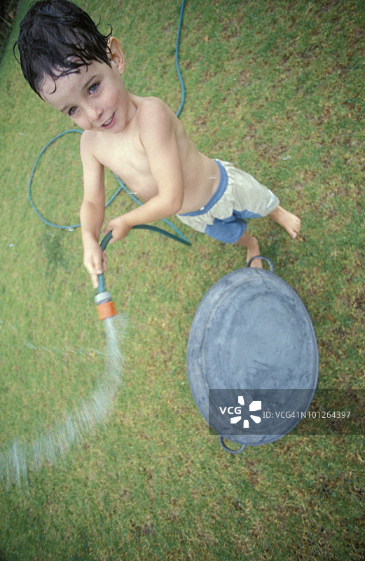 男孩在玩水管图片素材