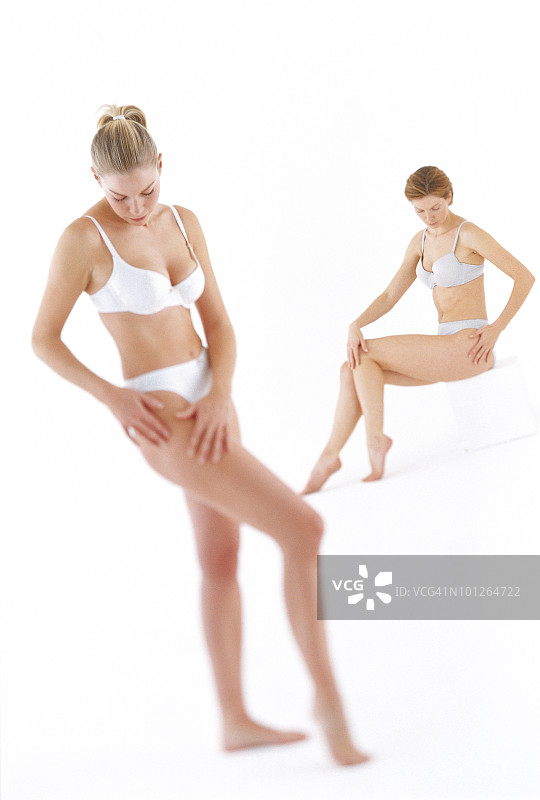 女人们在揉腿图片素材