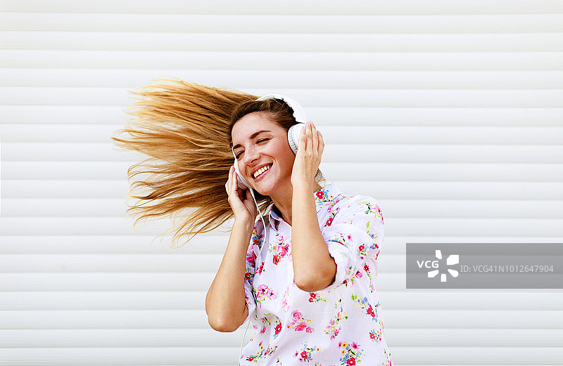 年轻女孩随着音乐跳舞图片素材