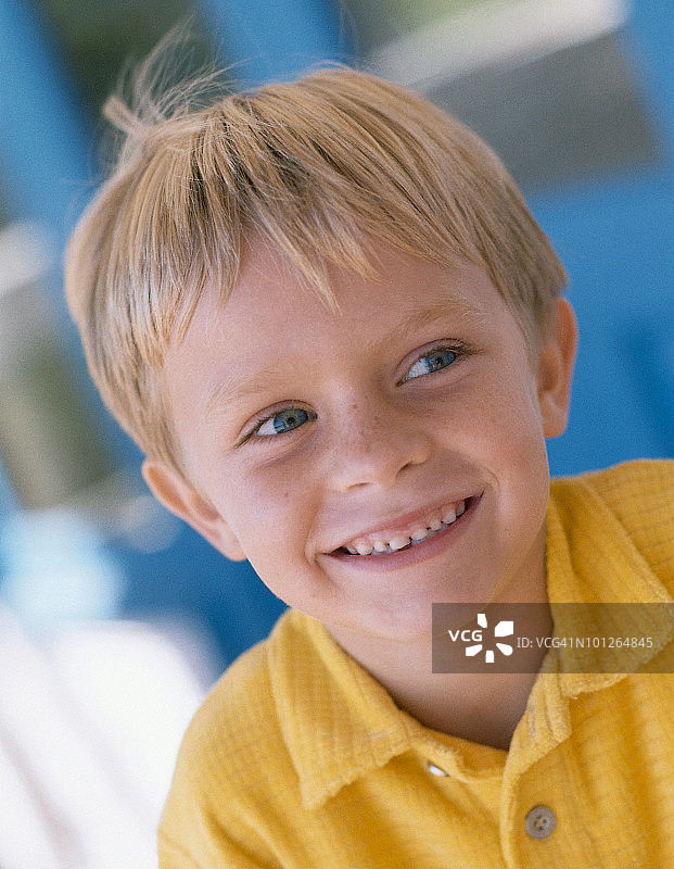 微笑的男孩图片素材