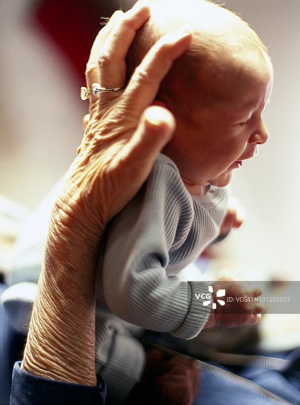 手托新生婴儿图片素材