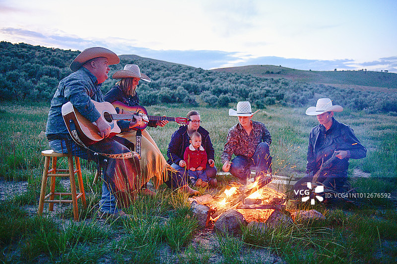 美国家庭在犹他州篝火旁唱歌图片素材