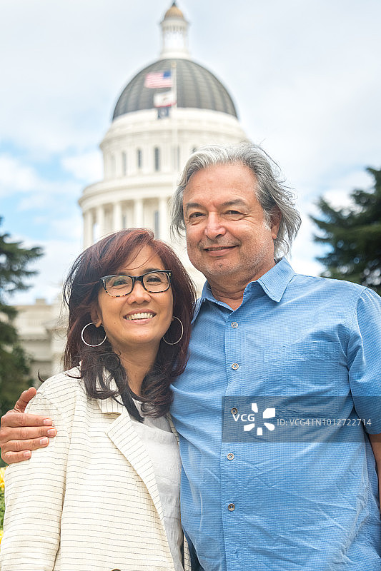 微笑的亚洲中年妇女和年长的白人政治家图片素材