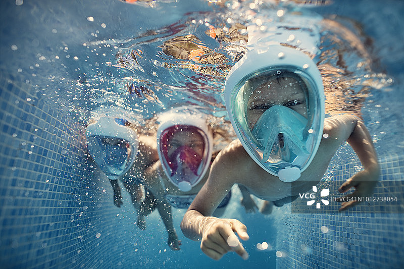 孩子们戴着潜水面罩在水下游泳图片素材