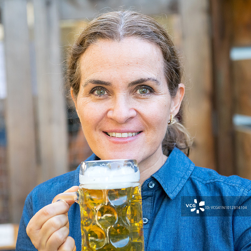年长的白人妇女喝啤酒图片素材