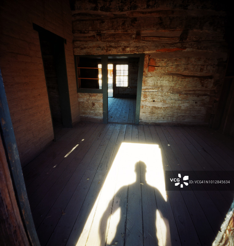 废弃房屋门内的阴影图片素材