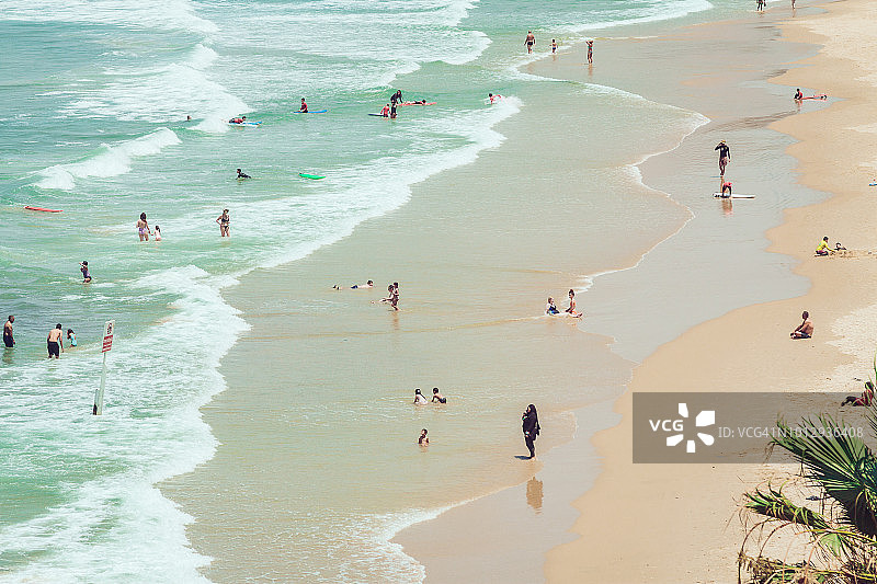 地中海游泳的人的远景图片素材