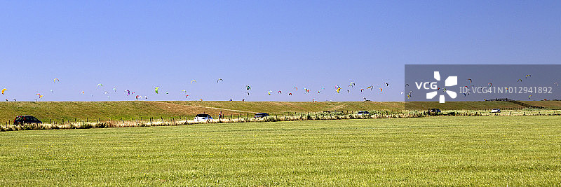 荷兰堤坝后方的风筝冲浪者图片素材