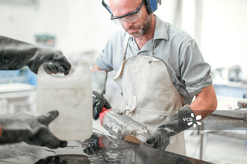 工人在车间抛光大理石图片素材