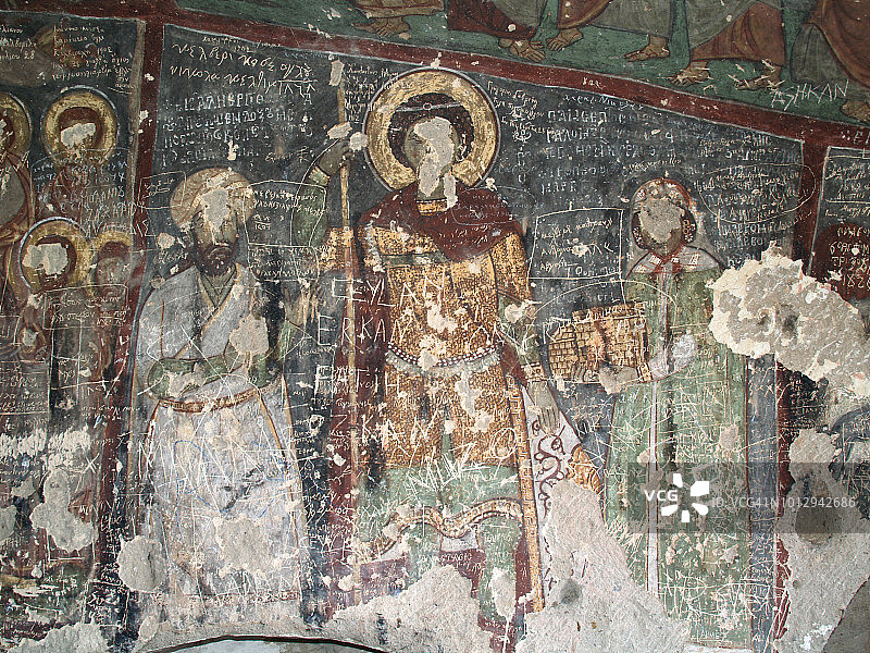 圣乔治壁画，两侧是两位捐赠者。土耳其卡帕多西亚伊赫拉拉山谷的圣乔治洞穴教堂图片素材