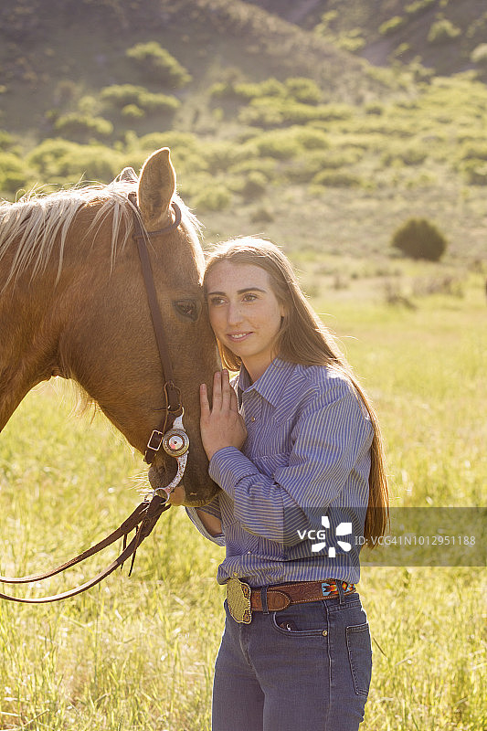 美国犹他州盐湖城圣塔金山谷的金发女牛仔和马图片素材